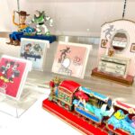 Itô Karin Instagram - . Disney store 30th Anniversary Pop-up Museum にご招待いただきました〜💫 . . ディズニーストアが30周年ということで 東京を皮切りに全国で開催するみたいです☺️ . . 私とほぼ同い年のディズニーストアなわけだけど、 幼過ぎて知らなかった歴史を 改めて知ることができました🫣✨ 私的には歴代コスチュームが 時代を感じて好きだったなあ🫶 このイベント限定のグッズも とーっても可愛くておススメです🫠 私はトートバッグ買いましたっ🙌🏻 ぜひぜひ行ってみてね〜！✨ === 🔸東京会場 会場:ディズニーフラッグシップ東京 期間:2022年8月21日(日)~9月19日(月) 🔸長崎会場 会場:アミュプラザ長崎 期間:2022年10月7日(金)~10月30日(日) 🔸鹿児島会場 会場:アミュプラザ鹿児島 期間:2022年11月5日(土)~12月4日(日) 🔸金沢会場 会場:金沢フォーラス 期間:2022年12月12日(月)~2023年1月15日(日) 🔸大阪会場 期間:2023年1月下旬~2月予定 🔸仙台会場 期間:2023年3月中旬~4月上旬予定 🔸岡山会場 期間:2023年5月中旬~6月上旬予定 🔸名古屋会場 期間:2023年6月中旬~7月上旬 🔸千葉会場 期間:2023年7月下旬~8月下旬予定 === © Disney © Disney/Pixar © Disney. Based on the “Winnie the Pooh” works by A.A. Milne and E.H. Shepard. ※展示内容は会場によって異なる場合があります。 #ディズニーストア #ディズニーストア30周年 #pr #Disneystore30thAnniversaryPopupMuseum