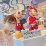Itô Karin Instagram - . Disney store 30th Anniversary Pop-up Museum にご招待いただきました〜💫 . . ディズニーストアが30周年ということで 東京を皮切りに全国で開催するみたいです☺️ . . 私とほぼ同い年のディズニーストアなわけだけど、 幼過ぎて知らなかった歴史を 改めて知ることができました🫣✨ 私的には歴代コスチュームが 時代を感じて好きだったなあ🫶 このイベント限定のグッズも とーっても可愛くておススメです🫠 私はトートバッグ買いましたっ🙌🏻 ぜひぜひ行ってみてね〜！✨ === 🔸東京会場 会場:ディズニーフラッグシップ東京 期間:2022年8月21日(日)~9月19日(月) 🔸長崎会場 会場:アミュプラザ長崎 期間:2022年10月7日(金)~10月30日(日) 🔸鹿児島会場 会場:アミュプラザ鹿児島 期間:2022年11月5日(土)~12月4日(日) 🔸金沢会場 会場:金沢フォーラス 期間:2022年12月12日(月)~2023年1月15日(日) 🔸大阪会場 期間:2023年1月下旬~2月予定 🔸仙台会場 期間:2023年3月中旬~4月上旬予定 🔸岡山会場 期間:2023年5月中旬~6月上旬予定 🔸名古屋会場 期間:2023年6月中旬~7月上旬 🔸千葉会場 期間:2023年7月下旬~8月下旬予定 === © Disney © Disney/Pixar © Disney. Based on the “Winnie the Pooh” works by A.A. Milne and E.H. Shepard. ※展示内容は会場によって異なる場合があります。 #ディズニーストア #ディズニーストア30周年 #pr #Disneystore30thAnniversaryPopupMuseum