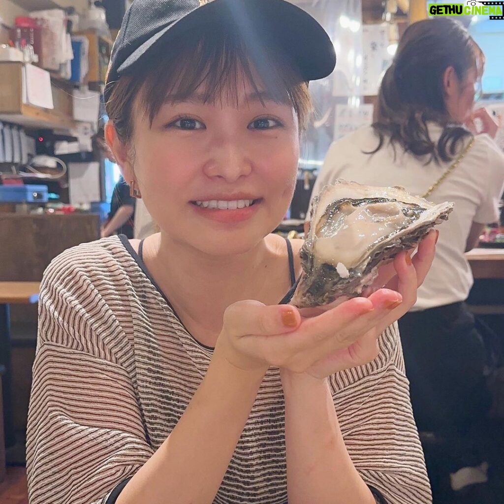 Itô Karin Instagram - . . 夏の牡蠣もおいしいなあ〜🦪 前髪ボロボロ。まあ牡蠣が美味しけりゃ なんでもいいな！！！ . . 今年のディズニー仮装の打ち合わせをした🎃👻 . .