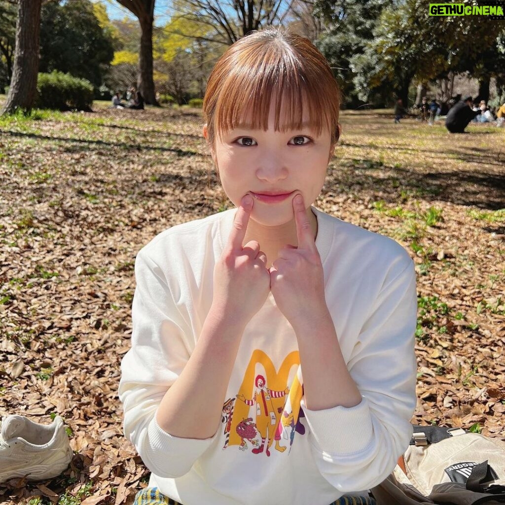 Itô Karin Instagram - . 盛れてる写真だよ🫶🫶 やったね🫶 . 口にクリームが付いてるよ🍩のポーズ。 Photo by @junna_ito_official . . 代々木公園