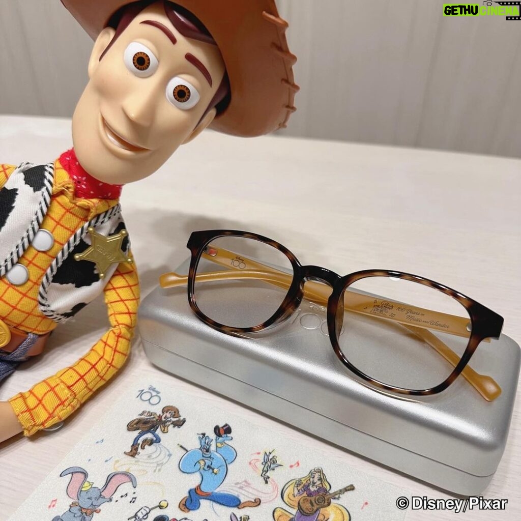 Itô Karin Instagram - JINS / Disney モデル 「Disney 100 アイウエアコレクションby JINS」の眼鏡が可愛すぎる💜🤍 52種類もあるの本当に多すぎて困っちゃう🤦‍♀ 推しが多いって大変ですよね、みなさん🥹✨ 悩みに悩んで トイ・ストーリー好きとしてやっぱり ▪キャラクターパレードシリーズ ウッディモデル(URF-23A-100_86) を選びました🤠 ウッディらしいブラウンのカラーをメインに べっこうのフレームがおしゃれ✨ ディズニー創立100周年限定のウッディのアートも最高🎼 キャラクターや作品の世界観から インスピレーションを受けてデザインされてるけど、 トレンドも踏まえたフレームなので 日常のコーディネートで使いやすいです🙆‍♀！ 確かに眼鏡ってプライベートからビジネスシーンまで 常にかけるものだから さりげないデザインがありがたいかも🥹🫶 他にも写真の中でご紹介してるのは ▪クラシカルアートシリーズ ミッキーマウスモデル(BLACK) URF-23A-093_294 →ミッキーマウスのお洋服のボタンをイメージしたスタッズがデザインされてて、ファンにはたまらない🤤 ▪キャラクターパレードシリーズ ミッキーマウスモデル URF-23A-099_94 →赤と黒のミッキーマウスカラーで可愛い❤🖤 ▪キャラクターパーティーシリーズ ミッキーマウス/ミニーマウス/プルートモデル LRF-23A-130_94 →この3人が揃ったら最強なんだよ…🥲🫶 ▪キャラクターパーティーシリーズ バンビ/とんすけ/ダンボモデル LRF-23A-132_83 →細めのフレームで顔が明るくなりそう🌟 写真以外にもプリンセスシリーズやミニーマウスモデルなど 多種多様なのでお気に入りの1つが必ず見つかるはず！❤‍🔥 JINSオンラインショップと店頭で販売中です！ ぜひ探してみてね🔍 ※店舗毎に在庫状況は異なる為、最新の在庫状況については「商品詳細ページ」→「店舗在庫」ボタンよりご確認ください。 #PR #JINSディズニーモデル #JINS @jins_japan
