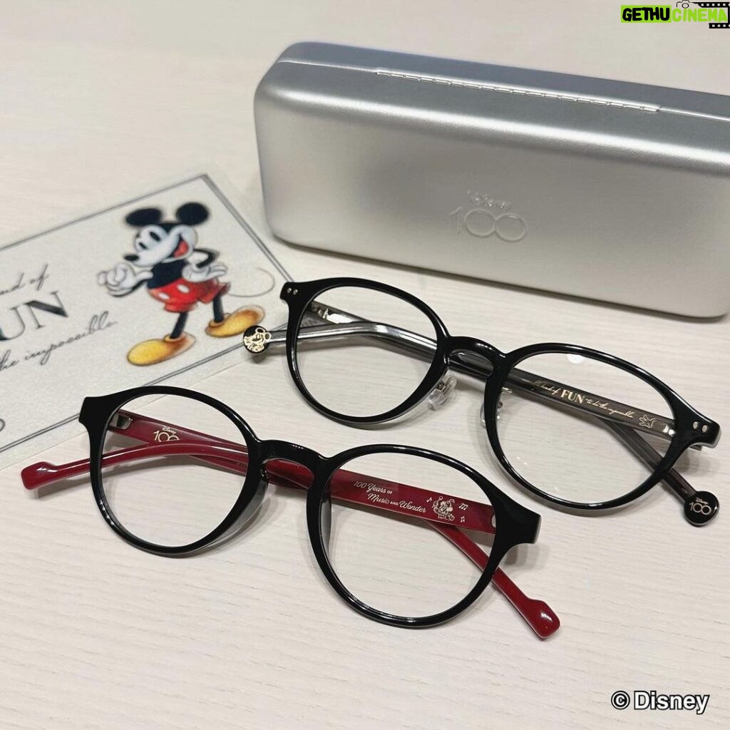 Itô Karin Instagram - JINS / Disney モデル 「Disney 100 アイウエアコレクションby JINS」の眼鏡が可愛すぎる💜🤍 52種類もあるの本当に多すぎて困っちゃう🤦‍♀ 推しが多いって大変ですよね、みなさん🥹✨ 悩みに悩んで トイ・ストーリー好きとしてやっぱり ▪キャラクターパレードシリーズ ウッディモデル(URF-23A-100_86) を選びました🤠 ウッディらしいブラウンのカラーをメインに べっこうのフレームがおしゃれ✨ ディズニー創立100周年限定のウッディのアートも最高🎼 キャラクターや作品の世界観から インスピレーションを受けてデザインされてるけど、 トレンドも踏まえたフレームなので 日常のコーディネートで使いやすいです🙆‍♀！ 確かに眼鏡ってプライベートからビジネスシーンまで 常にかけるものだから さりげないデザインがありがたいかも🥹🫶 他にも写真の中でご紹介してるのは ▪クラシカルアートシリーズ ミッキーマウスモデル(BLACK) URF-23A-093_294 →ミッキーマウスのお洋服のボタンをイメージしたスタッズがデザインされてて、ファンにはたまらない🤤 ▪キャラクターパレードシリーズ ミッキーマウスモデル URF-23A-099_94 →赤と黒のミッキーマウスカラーで可愛い❤🖤 ▪キャラクターパーティーシリーズ ミッキーマウス/ミニーマウス/プルートモデル LRF-23A-130_94 →この3人が揃ったら最強なんだよ…🥲🫶 ▪キャラクターパーティーシリーズ バンビ/とんすけ/ダンボモデル LRF-23A-132_83 →細めのフレームで顔が明るくなりそう🌟 写真以外にもプリンセスシリーズやミニーマウスモデルなど 多種多様なのでお気に入りの1つが必ず見つかるはず！❤‍🔥 JINSオンラインショップと店頭で販売中です！ ぜひ探してみてね🔍 ※店舗毎に在庫状況は異なる為、最新の在庫状況については「商品詳細ページ」→「店舗在庫」ボタンよりご確認ください。 #PR #JINSディズニーモデル #JINS @jins_japan