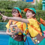 Itô Karin Instagram - . . 仮装ディズニーしてきました〜！ . . 今年は 東京ディズニーランド40周年パレード 「ディズニー・ハーモニー・イン・カラー」 のカールじいさんフロート後方で踊ってる ダンサーさん🥹🎈 . . このパレードを初めて観たその日から 今年はこの仮装を必ずすると決めてました🔥 . . 靴下以外、全部手作りです〜💛 リュックとか帽子とか 本気出せば作れるもんだね。 帽子はノリで作りすぎて形悪いけど🥹 . 1番大変だったのはバッチで、 一つ一つの絵柄はiPadで全部手描き、 (iPad持ってないからレンタル笑) 周りを縫うのは1つにつき20分掛かったので、 全部で何分かかったんだろう〜😇 . 現地でキャストさんに1番褒められたのは 双眼鏡だったな〜！ これは大きめの双眼鏡を探して(ここに1番難航した)、 スプレーで塗装して、 マークはシールを作って貼っただけ🌲 お風呂場で塗装したので、 お風呂場が心なしか黄色っぽくなったような……(笑) . . . 今回は仲良しのあいにゃんと仮装したんだけど、 お洋服をデザインしたりしてる人だから、 そんな人に着てもらうのはハードル高くて…🤣 でもめーちゃくちゃ褒めてくれて 自己肯定感高まりました🥰 いつもは仮装してそれで満足しちゃってたけど、 今回はあいにゃんの旦那さんのこーちゃんが たくさん写真を撮ってくれて ちゃんと想い出に残って嬉しい！🫶 なので載せたい写真がまだまだあるし、 見せたい動画も大量にあるので インスタや、あとはXにまたたくさん載せます！ あいにゃんのアカウントでも載ると思うので 要チェックだよ〜☑️ . . . 最後の写真は本物のダンサーさんと、 レスをたくさん貰えて大喜びの伊藤です🤭🤭 . 反対サイドに座ってた方が激写してくれてました🥹 ありがとうございました🥹 . . ここまで本気で作ったのは5年ぶりくらいだったので 思いが募り過ぎて 長い文章になっちゃいました😂 最後まで読んでくれてありがとう🥹 . 今年はもう一回仮装するけど、 そっちは簡易的なやつなので気が楽だ〜！ そちらもお楽しみに👻 #dハロ仮装 #dハロ仮装2023 #ハーモニーインカラー #ハーモニーインカラーダンサー仮装 #ハモカラ #ハモカラダンサー仮装 #カールじいさんの空飛ぶ家 #ディズニーランド #東京ディズニーランド #tokyodisneyland #ディズニー仮装