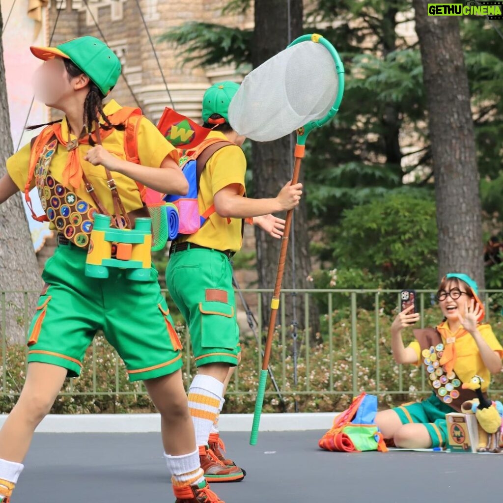 Itô Karin Instagram - . . 仮装ディズニーしてきました〜！ . . 今年は 東京ディズニーランド40周年パレード 「ディズニー・ハーモニー・イン・カラー」 のカールじいさんフロート後方で踊ってる ダンサーさん🥹🎈 . . このパレードを初めて観たその日から 今年はこの仮装を必ずすると決めてました🔥 . . 靴下以外、全部手作りです〜💛 リュックとか帽子とか 本気出せば作れるもんだね。 帽子はノリで作りすぎて形悪いけど🥹 . 1番大変だったのはバッチで、 一つ一つの絵柄はiPadで全部手描き、 (iPad持ってないからレンタル笑) 周りを縫うのは1つにつき20分掛かったので、 全部で何分かかったんだろう〜😇 . 現地でキャストさんに1番褒められたのは 双眼鏡だったな〜！ これは大きめの双眼鏡を探して(ここに1番難航した)、 スプレーで塗装して、 マークはシールを作って貼っただけ🌲 お風呂場で塗装したので、 お風呂場が心なしか黄色っぽくなったような……(笑) . . . 今回は仲良しのあいにゃんと仮装したんだけど、 お洋服をデザインしたりしてる人だから、 そんな人に着てもらうのはハードル高くて…🤣 でもめーちゃくちゃ褒めてくれて 自己肯定感高まりました🥰 いつもは仮装してそれで満足しちゃってたけど、 今回はあいにゃんの旦那さんのこーちゃんが たくさん写真を撮ってくれて ちゃんと想い出に残って嬉しい！🫶 なので載せたい写真がまだまだあるし、 見せたい動画も大量にあるので インスタや、あとはXにまたたくさん載せます！ あいにゃんのアカウントでも載ると思うので 要チェックだよ〜☑ . . . 最後の写真は本物のダンサーさんと、 レスをたくさん貰えて大喜びの伊藤です🤭🤭 . 反対サイドに座ってた方が激写してくれてました🥹 ありがとうございました🥹 . . ここまで本気で作ったのは5年ぶりくらいだったので 思いが募り過ぎて 長い文章になっちゃいました😂 最後まで読んでくれてありがとう🥹 . 今年はもう一回仮装するけど、 そっちは簡易的なやつなので気が楽だ〜！ そちらもお楽しみに👻 #dハロ仮装 #dハロ仮装2023 #ハーモニーインカラー #ハーモニーインカラーダンサー仮装 #ハモカラ #ハモカラダンサー仮装 #カールじいさんの空飛ぶ家 #ディズニーランド #東京ディズニーランド #tokyodisneyland #ディズニー仮装