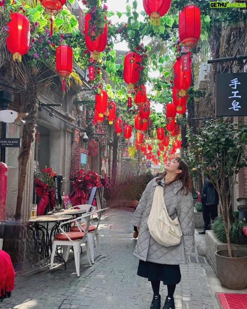 Itô Karin Instagram - . . 上海旅行のvlogをYouTubeにアップしてます🇨🇳✈ . 刺激的で楽しくて美味しくて優しい国🥹🫶 . . . 写真1枚目、人消しマジック？してみたけど うまくできなかった🤣🤣🥹 写真3枚目、「香梨(かりん)だ！」と思って 買ったけど、普通に横書き😂🙏 . . #上海 #上海旅行 #上海グルメ #上海小籠包 #一人旅 #ひとり旅