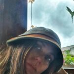 Itziar Ituño Instagram - Negua/ winter/ invierno Neguko hotzak kiribiltzera garamatza, barnera begira ipini arte. Gustuko dot neguko melankolia goxo hori, manta azpiko epeltasuna eta zenbat eta laburragoa eguna, zenbat eta argi ordu gitxiago barrenerako begirada argiago. Kuriosoa da. Ziklikoa. (El frio del invierno nos lleva a acurrucarnos hasta ponernos mirando hacia adentro. Me gusta esa melancolía invernal, la calidez debajo la manta y que cuanto más corto el día, cuantas menos horas de luz más clara la mirada interior. Es curioso. Cíclico. Kanta honen letra ezustean topatu dot orain SAVAGE DAUGHTER I am my mother's savage daughter The one who runs barefoot Cursing sharp stones I am my mother's savage daughter I will not cut my hair I will not lower my voice My mother's child is a savage She looks for her omens in the colors of stones In the faces of cats, in the falling of feathers In the dancing of fire In the curve of old bones I am my mother's savage daughter The one who runs barefoot Cursing sharp stones I am my mother's savage daughter I will not cut my hair I will not lower my voice My mother's child dances in darkness She sings heathen songs By the light of the moon And watches the stars and renames the planets And dreams she can reach them With a song and a broom I am my mother's savage daughter The one who runs barefoot Cursing sharp stones I am my mother's savage daughter I will not cut my hair I will not lower my voice We are all brought forth out of darkness Into this world, through blood and through pain And deep in our bones, the old songs are waking So sing them with voices if thunder and rain We are our mother's savage daughters The ones who run barefoot Cursing sharp stones We are our mother's savage daughters We will not cut our hair We will not lower our voice