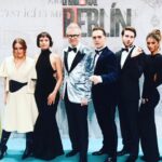Itziar Ituño Instagram - Atzo "BERLIN" seriearen aurrestreinaldia Madrilen, lan talde zoragarri honegaz. Veni, vidi, vinci! Laster ikusgai izango dozue Netflixen @netflixes @vancouvermediaproducciones -ren serie berri hau. Abenduaren 29an! Ia gustoko dozuen. Ayer en la premier de Berlín con éstxs compañerxs maravillosxs. Veni, vidi, vinci! Larga vida al césar👍 En @netflixes en 29 de diciembre ésta superproducción de @vancouvermediaproducciones Os gustará😉 Eskerrik asko Ivan Gomez @ivangomez eres un genio por ese make up + pelos espectacular. Siempre eres un lujo! Eskerrik asko Maialen Campaña artile suitzarrezko beroki-soineko eder honegaz janzteagatik... @maialencampana Ayuntamiento of Madrid