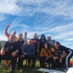 Itziar Ituño Instagram - Andaluces de Jaén Aceituneros altivos Decidme en el alma quién Quién levantó los olivos Andaluces de Jaén No los levantó la nada Ni el dinero ni el señor Sino la tierra callada El trabajo y el sudor Unidos al agua pura Y a los planetas unidos Los tres dieron la hermosura De sus troncos retorcidos Cuántos siglos de aceituna Los pies y las manos presos Sol a sol y luna a luna Pesan sobre nuestros huesos Jaén levántate brava Sobre tus piedras lunares No vayas a ser esclava Con todos tus olivares Andaluces de Jaén Aceituneros altivos Decidme en el alma quién Quién levantó los olivos (Miguel Hernandez) Olibondo hauek Nafarroan dauz, birraititek eta aititek landatu zeuriezan...bete behar gogor eta zorrotza benetan olibak batzea. Gorputza lehertu arteraiño gogorra, arima harrotasunez betetzeraiño ederra...taldean, familian, lagun artean egiteko lana.
