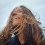 Itziar Ituño Instagram - Udagoiena da, haizetxua benetan, hezea ondo desorrazten ibili jata baina hotzik ez itsasertzeko amildegian. Etxera bidean nijoala ezin tentazioari eusti eta abiatu naz maldan gora, xuabe, ardien ta behieen begiradenpean udan aurkitutako zuhaitzeraino. Kanta nagusitu jata buruan bidea ekitean. "Gure zuhaitza landatu dugu Amildegi muturrean. Adarrak daude ertzetik haruntz, Sustraiak, berriz, lurrean. Bihotz-hesteak estu helduaz, Esku baten ahurrean. Bertso berriak jartzera noa Bere indar laburrean. Nola malko bat isuritzen den, Itsasoaren aurrean." Itsasoari begira (Jon Maia Soria)
