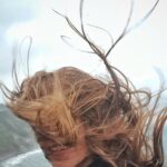 Itziar Ituño Instagram - Udagoiena da, haizetxua benetan, hezea ondo desorrazten ibili jata baina hotzik ez itsasertzeko amildegian. Etxera bidean nijoala ezin tentazioari eusti eta abiatu naz maldan gora, xuabe, ardien ta behieen begiradenpean udan aurkitutako zuhaitzeraino. Kanta nagusitu jata buruan bidea ekitean. "Gure zuhaitza landatu dugu Amildegi muturrean. Adarrak daude ertzetik haruntz, Sustraiak, berriz, lurrean. Bihotz-hesteak estu helduaz, Esku baten ahurrean. Bertso berriak jartzera noa Bere indar laburrean. Nola malko bat isuritzen den, Itsasoaren aurrean." Itsasoari begira (Jon Maia Soria)