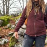Itziar Ituño Instagram - Herri honek ditu pasai zoragarriak, leku ikaragarriak baina ederretan ederrena inguratzen gaituen jendearen barneko "bazter miresgarriak" ikustea . Mikel Laboak esana moduan: "Maite ditut maite gure bazterrak Lanbroak ikustatzen dizkidanean Zer izkutatzen duen Ez didanean ikusten uzten Orduan hasten bainaiz izkutukoa, Nere baitan pizten diren bazter miresgarriak Ikusten" Este pueblo tiene paisajes preciosos, lugares impresionantes pero lo más hermoso es contemplar los hermoso rincones del alma de la gente que nos rodea. Como cantó Mikel Laboa: "Amo, amo nuestros ricones Cuando la niebla los esconde Cuando no me deja ver Lo que esconde, Porque es entonces cuando comienzo A contemplar lo oculto, Esos mágicos rincones Que se encienden en mí"