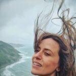 Itziar Ituño Instagram - Udagoiena da, haizetxua benetan, hezea ondo desorrazten ibili jata baina hotzik ez itsasertzeko amildegian. Etxera bidean nijoala ezin tentazioari eusti eta abiatu naz maldan gora, xuabe, ardien ta behieen begiradenpean udan aurkitutako zuhaitzeraino. Kanta nagusitu jata buruan bidea ekitean. "Gure zuhaitza landatu dugu Amildegi muturrean. Adarrak daude ertzetik haruntz, Sustraiak, berriz, lurrean. Bihotz-hesteak estu helduaz, Esku baten ahurrean. Bertso berriak jartzera noa Bere indar laburrean. Nola malko bat isuritzen den, Itsasoaren aurrean." Itsasoari begira (Jon Maia Soria)