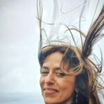 Itziar Ituño Instagram - Udagoiena da, haizetxua benetan, hezea ondo desorrazten ibili jata baina hotzik ez itsasertzeko amildegian. Etxera bidean nijoala ezin tentazioari eusti eta abiatu naz maldan gora, xuabe, ardien ta behieen begiradenpean udan aurkitutako zuhaitzeraino. Kanta nagusitu jata buruan bidea ekitean. "Gure zuhaitza landatu dugu Amildegi muturrean. Adarrak daude ertzetik haruntz, Sustraiak, berriz, lurrean. Bihotz-hesteak estu helduaz, Esku baten ahurrean. Bertso berriak jartzera noa Bere indar laburrean. Nola malko bat isuritzen den, Itsasoaren aurrean." Itsasoari begira (Jon Maia Soria)