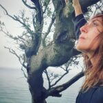 Itziar Ituño Instagram - Udagoiena da, haizetxua benetan, hezea ondo desorrazten ibili jata baina hotzik ez itsasertzeko amildegian. Etxera bidean nijoala ezin tentazioari eusti eta abiatu naz maldan gora, xuabe, ardien ta behieen begiradenpean udan aurkitutako zuhaitzeraino. Kanta nagusitu jata buruan bidea ekitean. "Gure zuhaitza landatu dugu Amildegi muturrean. Adarrak daude ertzetik haruntz, Sustraiak, berriz, lurrean. Bihotz-hesteak estu helduaz, Esku baten ahurrean. Bertso berriak jartzera noa Bere indar laburrean. Nola malko bat isuritzen den, Itsasoaren aurrean." Itsasoari begira (Jon Maia Soria)