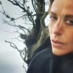 Itziar Ituño Instagram - Udagoiena da, haizetxua benetan, hezea ondo desorrazten ibili jata baina hotzik ez itsasertzeko amildegian. Etxera bidean nijoala ezin tentazioari eusti eta abiatu naz maldan gora, xuabe, ardien ta behieen begiradenpean udan aurkitutako zuhaitzeraino. Kanta nagusitu jata buruan bidea ekitean. "Gure zuhaitza landatu dugu Amildegi muturrean. Adarrak daude ertzetik haruntz, Sustraiak, berriz, lurrean. Bihotz-hesteak estu helduaz, Esku baten ahurrean. Bertso berriak jartzera noa Bere indar laburrean. Nola malko bat isuritzen den, Itsasoaren aurrean." Itsasoari begira (Jon Maia Soria)