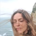 Itziar Ituño Instagram - Udagoiena da, haizetxua benetan, hezea ondo desorrazten ibili jata baina hotzik ez itsasertzeko amildegian. Etxera bidean nijoala ezin tentazioari eusti eta abiatu naz maldan gora, xuabe, ardien ta behieen begiradenpean udan aurkitutako zuhaitzeraino. Kanta nagusitu jata buruan bidea ekitean. "Gure zuhaitza landatu dugu Amildegi muturrean. Adarrak daude ertzetik haruntz, Sustraiak, berriz, lurrean. Bihotz-hesteak estu helduaz, Esku baten ahurrean. Bertso berriak jartzera noa Bere indar laburrean. Nola malko bat isuritzen den, Itsasoaren aurrean." Itsasoari begira (Jon Maia Soria)