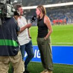 Itziar Ituño Instagram - Va de futbol aste hau. Derbi Real Sociedad-Athletic de Bilbao . Euskal Herriko partiduan giroa ezin hobea eta auzoko lagunekaz joanda askoz be hobeto. Aita be pozik! Mila mila esker gonbiteagatik @movistarfutbol , esperientzia polita izan zen.💛💫 (En el Derby entre amigos y aita.Experiencia bonita, eskerrik asko @movistarfutbol @movistarplus ) @laliga @laligaplus
