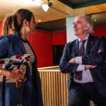 Itziar Ituño Instagram - Ez dot futbolaz ulertzen baina bai pertsonez eta gizon hau ,Jose Ángel Iribar Kortajarena ,"El Chopo", Jon Maia lagunak atzo esan eustan moduen, gure totem- etariko bat da. Basaurin bizi izan zan garai baten "Baskonia" taldean jokatzen zeuelako aita moduen. Futbolista oso ona zan, aitezaina, puntekue, sekulako karreradune baina ni gure herriaren identitate eta hizkuntzaren alde emondakoak hunkitzen nau gehien. 1976ean euskal ikurrak ilegalizatuta zeudenean Kortabarriagaz batera ikurriña atara zeuen zelai erdira. Historikoa izan zen."Bagara" esanez moduen... Ohore handia da, Angel, zure klubeko enbaxadore izatea. Aitta ta zu argazki bardinean eukitea bai gauza handia. Segi herri honen atea zaintzen, ondo ondo gorde ez gaitzatela gol gehiagorik sartu! Irauten segi daigun! GORA ZU! #athletic125 @athleticclub #elchopo #joseangeliribar #euskalerria (Digo que no entiendo mucho de futbol pero si de personas y que Iribar, "el chopo" es uno de los totems de nuestro pueblo, eso me dijo ayer mi amigo Jon Maia. Vivió en Basauri porque jugó de joven en el Baskonia como mi padre. Era un portero increible pero lo que más me emociona es su entraga por nuestra identida y nuestro idioma. En el 76 cuando todo de simbolismo referente al pueblo vasco había sido ilegalizado 4 décadas éste hombre junto a Kortabarria sacaron la ikurriña al medio del campo. Fué histórico. Un honor ser embajadora de tu club, Angel. Teneros a aita y a tí juntos en una foto..que grande! Sigue cuidando la portería de éste pueblo , giardala bien para que no nos metan más goles y sigamos perdurando!