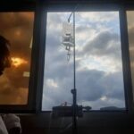 Itziar Ituño Instagram - Aita eskola zaharrekoa da, lehen ez zan gehiegi zaintzen eta orain bihotza handiegia du eta apur bat ahultxu. Bizitzaz gozatzeaz baina ondo daki, beti jakin izan du.Fabrika baten emon dau bizitzaren zatirik handiena eta orain jubilatuta egonda atxakeak !zelan engainatzen gaituen sistemak... Halan da be ez da apenaz kejaten -politikaz baino ez- eta lasaitasunez hartzen dau bizitzak dakarrena. Tenple handiz.Ospitalean orduak ta orduak emoteak gauza on bat ekarri dosku: alkarregaz emondako denbora...ta ez dau ezer munduan hori kenduko doskunik. Oin bihotza konpontzea baino ez da falta eta segi aurrera. Aupa aita!❤️🌟 Mi padre es de la vieja escuela , no se cuidaba mucho y ahora tiene el corazón demasiado grande y un poco debilucho aunque de disfrutar de la vida sí que sabe, siempre ha sabido. Él ha pasado gran parte de su vida en la fábrica y ahora que está jubilado..los achaques! Cómo nos engaña el sistema...aun así se queja poco y se toma lo que trae la vida con tranquilidad y temple. Estar horas y horas en el hospital ha traido una cosa buena: el tiempo que pasamos juntos. Ahí queda eso! Eso no nos lo quita nadie. Ahora solo falta poner a punto ese corazón y para alante. Aupa Aita!❤️