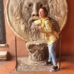 Itziar Ituño Instagram - Attrice davanti alla bocca della verità. Dicono che il diavolo sia dall'altra parte👹 #labocadelaverdad #labocadelaverita