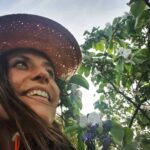 Itziar Ituño Instagram - Irasagarrondo hau fruituz betea ikusi dot maiz. Lehenengo aldia da loretan ikusten dotena eta ikuskizun ederra da. He visto muchas veces éste arbol de membrillo cargado de fruta pero es la primera vez que lo veo en flor. Todo un espectáculo🌸 #selfie #arboldemembrillo #irasagarrondoa