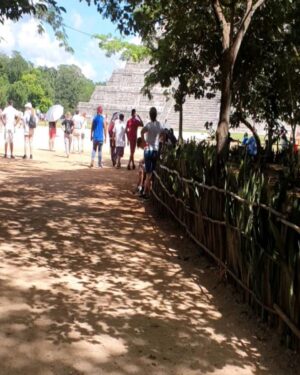 Itziar Ituño Instagram - Chichen Itzá , "lumadun sugea", "uraren sorgin- jakintsuen putzu ahoa"...berbek euskeraren soinua dakart batzutan ta nire izenarena. Tz gatik izango ei da.

Chichen itzá,... "ch'iich'en - itsam" , "chi che'en its ja" Le t'aano' Yaan k'iine' in taasik reminiscencias le euskera... tu in k'aaba'. Yaan tuméen le TZ

Chichen Itza, la serpiente emplumada, boca del pozo de los brujos/ sabios del agua...la palabra a veces me trae reminiscencias del euskera...y de mi nombre. Será por la TZ