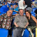 Itziar Ituño Instagram - Va de futbol aste hau. Derbi Real Sociedad-Athletic de Bilbao . Euskal Herriko partiduan giroa ezin hobea eta auzoko lagunekaz joanda askoz be hobeto. Aita be pozik! Mila mila esker gonbiteagatik @movistarfutbol , esperientzia polita izan zen.💛💫 (En el Derby entre amigos y aita.Experiencia bonita, eskerrik asko @movistarfutbol @movistarplus ) @laliga @laligaplus