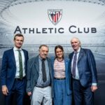 Itziar Ituño Instagram - Ez dot futbolaz ulertzen baina bai pertsonez eta gizon hau ,Jose Ángel Iribar Kortajarena ,"El Chopo", Jon Maia lagunak atzo esan eustan moduen, gure totem- etariko bat da. Basaurin bizi izan zan garai baten "Baskonia" taldean jokatzen zeuelako aita moduen. Futbolista oso ona zan, aitezaina, puntekue, sekulako karreradune baina ni gure herriaren identitate eta hizkuntzaren alde emondakoak hunkitzen nau gehien. 1976ean euskal ikurrak ilegalizatuta zeudenean Kortabarriagaz batera ikurriña atara zeuen zelai erdira. Historikoa izan zen."Bagara" esanez moduen... Ohore handia da, Angel, zure klubeko enbaxadore izatea. Aitta ta zu argazki bardinean eukitea bai gauza handia. Segi herri honen atea zaintzen, ondo ondo gorde ez gaitzatela gol gehiagorik sartu! Irauten segi daigun! GORA ZU! #athletic125 @athleticclub #elchopo #joseangeliribar #euskalerria (Digo que no entiendo mucho de futbol pero si de personas y que Iribar, "el chopo" es uno de los totems de nuestro pueblo, eso me dijo ayer mi amigo Jon Maia. Vivió en Basauri porque jugó de joven en el Baskonia como mi padre. Era un portero increible pero lo que más me emociona es su entraga por nuestra identida y nuestro idioma. En el 76 cuando todo de simbolismo referente al pueblo vasco había sido ilegalizado 4 décadas éste hombre junto a Kortabarria sacaron la ikurriña al medio del campo. Fué histórico. Un honor ser embajadora de tu club, Angel. Teneros a aita y a tí juntos en una foto..que grande! Sigue cuidando la portería de éste pueblo , giardala bien para que no nos metan más goles y sigamos perdurando!