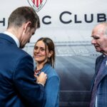 Itziar Ituño Instagram - Ez dot futbolaz ulertzen baina bai pertsonez eta gizon hau ,Jose Ángel Iribar Kortajarena ,"El Chopo", Jon Maia lagunak atzo esan eustan moduen, gure totem- etariko bat da. Basaurin bizi izan zan garai baten "Baskonia" taldean jokatzen zeuelako aita moduen. Futbolista oso ona zan, aitezaina, puntekue, sekulako karreradune baina ni gure herriaren identitate eta hizkuntzaren alde emondakoak hunkitzen nau gehien. 1976ean euskal ikurrak ilegalizatuta zeudenean Kortabarriagaz batera ikurriña atara zeuen zelai erdira. Historikoa izan zen."Bagara" esanez moduen... Ohore handia da, Angel, zure klubeko enbaxadore izatea. Aitta ta zu argazki bardinean eukitea bai gauza handia. Segi herri honen atea zaintzen, ondo ondo gorde ez gaitzatela gol gehiagorik sartu! Irauten segi daigun! GORA ZU! #athletic125 @athleticclub #elchopo #joseangeliribar #euskalerria (Digo que no entiendo mucho de futbol pero si de personas y que Iribar, "el chopo" es uno de los totems de nuestro pueblo, eso me dijo ayer mi amigo Jon Maia. Vivió en Basauri porque jugó de joven en el Baskonia como mi padre. Era un portero increible pero lo que más me emociona es su entraga por nuestra identida y nuestro idioma. En el 76 cuando todo de simbolismo referente al pueblo vasco había sido ilegalizado 4 décadas éste hombre junto a Kortabarria sacaron la ikurriña al medio del campo. Fué histórico. Un honor ser embajadora de tu club, Angel. Teneros a aita y a tí juntos en una foto..que grande! Sigue cuidando la portería de éste pueblo , giardala bien para que no nos metan más goles y sigamos perdurando!