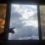 Itziar Ituño Instagram - Aita eskola zaharrekoa da, lehen ez zan gehiegi zaintzen eta orain bihotza handiegia du eta apur bat ahultxu. Bizitzaz gozatzeaz baina ondo daki, beti jakin izan du.Fabrika baten emon dau bizitzaren zatirik handiena eta orain jubilatuta egonda atxakeak !zelan engainatzen gaituen sistemak... Halan da be ez da apenaz kejaten -politikaz baino ez- eta lasaitasunez hartzen dau bizitzak dakarrena. Tenple handiz.Ospitalean orduak ta orduak emoteak gauza on bat ekarri dosku: alkarregaz emondako denbora...ta ez dau ezer munduan hori kenduko doskunik. Oin bihotza konpontzea baino ez da falta eta segi aurrera. Aupa aita!❤️🌟 Mi padre es de la vieja escuela , no se cuidaba mucho y ahora tiene el corazón demasiado grande y un poco debilucho aunque de disfrutar de la vida sí que sabe, siempre ha sabido. Él ha pasado gran parte de su vida en la fábrica y ahora que está jubilado..los achaques! Cómo nos engaña el sistema...aun así se queja poco y se toma lo que trae la vida con tranquilidad y temple. Estar horas y horas en el hospital ha traido una cosa buena: el tiempo que pasamos juntos. Ahí queda eso! Eso no nos lo quita nadie. Ahora solo falta poner a punto ese corazón y para alante. Aupa Aita!❤️