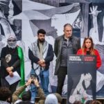Itziar Ituño Instagram - Gernikatik Palestinari, haritzetik olibondoari Gernikatik Historiako lehen bonbardaketa zibil indiskriminatua jasan duen herria izatearen zoritxarreko zilegitasunetik Gernikatik gure hildakoen, zaurien eta suntsipenaren memoria historikoaren talaiatik Gernikatik Palestinari Gernikatik munduari esan nahi diogu Hemen pairatutako bonbardaketa hartatik gaur egunera arte gizateriaren historian bizitako guztia bizi eta gero munduak eta historiak ezin dutela herri baten suntsiketa bakar bat gehiago onartu munduak eta historiak ezin dutela Palestinan gertatzen ari dena onartu munduak eta historiak ezin dutela Gernika berri bat onartu Gizateriaren historian izandako sarraski guztien artean zoritxarreko leku berezia duen Gernikatik israelgo okupazioa Palestinako herritarren aurka egiten ari den sarraski etengabea geratzeko eskatzen dugu eta genozidio honekiko edozein onespen eta konplizitate irmoki salatzen dugu. Palestinako herritarrak, entzungo al duzue Gernikatik gure ahotsa? Zuen hildakoak gure hildakoak dira Zuen etxe birrinduak gure etxeak dira Zuen lur okupatua gure lurra da zuen haurrak gureak ere badira eta jakin ezazue horrorearen ondoren, iluntasunaren ondoren triskantza eta sarraskiaren ondoren dena galdua zegoela zirudien arren hondakin eta gorpu artean herri honetan arbola batek zutik iraun zuela, eta ehunka hildako haiek zeutzan lur berean jolasten direla orain gure haurrak bonbardaketen biktima haiek mintzo ziren hizkuntza berean eta hala desio dugu gerta dadin baita Palestinako lur okupatuan ere Gernikan haritza bezala, Palestinan olibondoa zutik, herrien eskubideen, askatasunen eta bakearen ikur Gernikatik, gaur egun bakearen ikur unibertsal bihurtua, munduari esaten diogu: gizakiaren desumanizazioari ez! denok gara mundu, denok gara gizaki denok merezi dugu munduan leku bat Ahanzturari ez! Genozidioari ez! Nahikoa da! Gernika berririk ez ! (Jon Maia Soria)