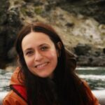 Itziar Ituño Instagram - Fin balea bizirik ikusteak Txileko kostaldeetan sano ta pozik gure sarraskitutako eukal bale txikia "balaena bizcayensis" ekarri doste gogora. Zenbat min animali zoragarri, baketsu eta eder honeri. Ez deurie merezi. "Ni itsas xoria baintz Iparreko izotz lurretarat Joan nintaike hegaldaka Bale itsu gizenen ondotik Itsasoa harro dago Haizeak oro txarrean Eta gu ezin kontsola Etxe goxoa gogoan harturik" (Bale ihizi)/ #ballenafin #chañaraldeaceituno #chile #balaeneabizcayensis #eubalaenaglacialis #baleak Ver las ballenas fin en las costas de Chile, sanas, felices me hizo recordar a nuestra pequeña ballena vasca que exterminamos :"balaenea bizcayensis". Cuanto mal a éste maravilloso, pacífico y bello animal. No lo merecen. "Si yo fuese un ave marina Hacia las tierras heladas del norte Iría volando Junto a las ciegas y enormes ballenas El mar está embravecido Todos los vientos son malos Y nosotr@s sin consuelo Añorando el dulce hogar" Erretratua📸 @psiconaisei