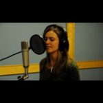 Itziar Ituño Instagram - "Euskal Herrian euskara Hitz egiterik ez bada Bota dezagun demokrazia Zerri askara Geure arima hiltzen uzteko Bezain odolgalduak ez gara. Hizkuntza gabe esaidazue Nola irtengo naizen plazara, Geure arima hiltzen uzteko Bezain odolgalduak ez gara." (Oskorri /Amurizaren letra) Gaur, abenduak 3an, euskeraren egunean 2012an Dangiliskekook grabatutako kanta hau etorri jata burura. Zenbat indar eta ilusio "Basaurin be bagara" egitasmo eder hartan, Basauri euskaldun bategaz amets egiteraino une batez. Ederra izan zan imajinatzea egun batez Basauriko plazetan euskera nagusitzen. Ez da ondiño gertatu...baina zoro batzuok ametsa bihotzean segitzen dogu, oztopoak oztopo, mundu globalizatu hontan gure hizkuntza dan altxor txiki erraldoiak har dezan arnas! GORA BASAURI EUSKALDUNA! GORA NAFARROA! EUSKAL HERRIAN EUSKARAZ! ("Si en Euskal Herria no se habla euskera podemos tirar la democracia al pesebre de los cerdos. No tenemos tan poca sangre como para dejar que nuestra alma muera. Decidme, cómo saldremos a la plaza sin nuestro idioma? No somos tan sinsangre para dejarlo morir" (OSKORRI/AMURIZA) Hoy ,día 3 de diciembre, el día del euskera, mi lengua (y de Navarra, por cierto)me ha venido a la cabeza ésta canción que grabamos el 2012 lxs de Dangiliske. Cuanto trabajo e ilusión en aquel maravilloso proyecto que se llamó "Basaurin be bagara" (en Basauri tambien somos) en el que nos atrevimos a soñar que un día el euskera se apoderaría de las calles y plazas de Basauri.No ha sucedido todavía...pero ahí seguimos alguxs con ese sueño en el corazón a pesar de todas las dificultades en éste ancho mundo globalizante tratando de proteger nuestro pequeño gran tesoro para que siga respirando.)