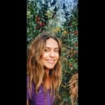 Itziar Ituño Instagram - Oihaneko pagoak blai aideratuz hiru elai. Ostadarraren harian dira hirurak pausatu nahi. Larrosak dira gorriak edo bestela xuriak. Hagitzez dira ederragoak neskatilaren irriak. Maldan behera urratsa betiko bidean latsa. Hodei ilunak gaua belzten du udazkena ez da bedatsa. Usapalak ostantzean huts bat badut bihotzean. Zatoz maitea gure etxera dostatzera arratsean. Eder basoan haritza haran aldean garitza. Fruitu antzera ontzen da hemen gizasemeen bizitza. Sagar gorriak dilindan damea dago ganbaran maite laztanez hartzeko eta elkartzeko ohantzean. Iluntasuna abailtzen da luma galdu bat bezala begiak uso, mingaina arana zure bihotza ene aingura. Hurrun gauhontzak uluka zakur deslaiak zaunkaka. Mende oso bat iraganen dut zure ondoan koblaka. JOSEBA SARRIONANDIA Hayas mojadas del bosque tres golondrinas en el aire quieren posarse sobre los filamentos del arcoiris Son rojas y tambien blancas las rosas Mil veces más hermosa es la sonrisa de las muchachas Pendiente abajo van mis pasos por el dificil camino Es otoño, no primavera nubes oscuras cubren el cielo Cuando se esconde la tórtola queda un vacío en mi corazón Ven, amor mío, a mi casa Acompáñame esta tarde Hermoso roble en el bosque Trigo en el valle como los frutos , madura lentamente la vida de la gente de aquí Manzanas rojas en la rama la dama está en el desván Ansiando el encuento ,la caricia, el abrazo de amor Cae la noche como una pluma perdida Ojos huidizos, lengua de ciruela tu corazón es mi ancla Ulula el búho a lo lejos ladran los perros abandonados Estaré todo un siglo cantándote versos.
