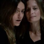 Itziar Ituño Instagram - LA TARARA soinu eta argi probetan.@hikateatroa Kepa @kepaer , Jurdana @jurotxoa , Iñaki eta Adrian @adriangarciadelosojos , neure lankideak eta lagunak. Holan bai merezi dau kobazuloa dan antzoki baten barruan zapatua pasatzea. Danon artean txikitu dogun kanta zoragarria (Kepa salbu) " El Tatuaje" deko izena: (Pruenas de sonido y luces de LA TARARA. Mis compañerxs y amigxs Kepa, Jurdana, Iñaki y Adrian. Así si merece la pena pasar la tarde-nocje de un sabado en la cueva de un teatro. La canción destrozada por todxs menos Kepa es la mítica "El tatuaje". Maravillosa: EL TATUAJE Él vino en un barco de nombre extranjero Lo encontré en el puerto un anochecer Cuando el blanco faro sobre los veleros Su beso de plata dejaba caer Era hermoso y rubio como la cerveza El pecho tatuado con un corazón En su voz amarga había la tristeza Doliente y cansada del acordeón Y ante dos copas de aguardiente Sobre el manchado mostrador Él fue contándome entre dientes La vieja historia de su amor Mira mi brazo tatuado Con este nombre de mujer Es el recuerdo del pasado Que nunca más ha de volver Ella me quiso y me ha olvidado En cambio, yo, no la olvidé Y para siempre voy marcado Con este nombre de mujer Él se fue una tarde, con rumbo ignorado En el mismo barco que lo trajo a mí Pero entre mis labios se dejó olvidado Un beso de amante que yo le pedí Errante lo busco por todos los puertos A los marineros pregunto por él Y nadie me dice si está vivo o muerto Y sigo en mi duda, buscándolo fiel Y voy sangrando lentamente De mostrador en mostrador Ante una copa de aguardiente Donde se ahoga mi dolor Mira tu nombre tatuado En la caricia de mi piel A fuego lento lo he marcado Y para siempre iré con él Quizá ya tú me has olvidado En cambio, yo no te olvidé Y hasta que no te haya encontrado Sin descansar te buscaré Escúchame, marinero Y dime qué sabes de él Era gallardo y altanero Y era más rubio que la miel Mira su nombre de extranjero Escrito aquí, sobre mi piel Si te lo encuentras, marinero Dile que yo muero por él