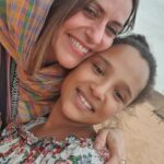 Itziar Ituño Instagram - SAHARARI KANTARI diskaren hamabi kantetako bat da ‘Haizea harrien kontra’.  Olatz Salvador, Idoia Asurmendi eta nire ahotsak daude bideo honetan. Iaz kanpalekuetan izan nintzen, Fisaharan, nazioarteko zinema jaialdian, errefuxiatu gune batean egiten den jaialdi bakarrean, eta bidai ahaztezin horretako irudiekin osatu dot bideoa ikusmira erakartzeko 50 urtez euren lurrande eta askatasunagatik borrokan aritzen dan Saharako herrirantza. Gu ere hareazko bilakatu gara…. Laster izango duzue diska eskura.  Musika: @OlatzSalvador Letra: Oihana Arana Bateria: Ander Zulaika Baxua: Jagoba Salvador Kitarra: Mattin Saldias Gora Sahara librea! Gora Palestina librea!  "HAIZEA HARRIEN CONTRA" (El viento contra las piedras es una de las 12 canciones de éste disco Canciones para el Sahara. El año pasado estuve con el Fisahara, Festival internacional de cine, en los campamentos de refugiados y he querido armar éste video sencillo con la canción y la voces de Olatz Salvador @olatz.salvador , Idoia Asurmendi @idoiaasurmendi y la mía propia para dar visibilidad a éste conflicto por la soberanía del pueblo Saharaui que lleva más de 50 años en lucha por su tierra y su libertad. Nosotxs tambien nos hemos convertido en arena...