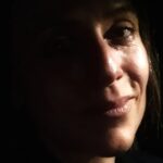 Itziar Ituño Instagram - Para no hacer de mi ícono pedazos Para salvarme entre únicos e impares Para cederme lugar en su parnaso Para darme un rinconcito en sus altares Me vienen a convidar a arrepentirme Me vienen a convidar a que no pierda Me vienen a convidar a indefinirme Me vienen a convidar a tanta mierda Yo no sé lo que es el destino Caminando fui lo que fui Allá Dios que será divino Yo me muero como viví Yo me muero como viví Yo me muero como viví Yo quiero seguir jugando a lo perdido Yo quiero ser a la zurda más que diestro Yo quiero hacer un congreso del unido Yo quiero rezar a fondo un "hijo nuestro" Dirán que paso de moda la locura Dirán que la gente es mala y no merece Mas, yo partiré soñando travesuras Acaso multiplicar panes y peces Yo no sé lo que es el destino Caminando fui lo que fui Allá Dios, que será divino Yo me muero como viví Yo me muero como viví Yo me muero como viví Dicen que me arrastraran por sobre rocas Cuando la revolución se venga abajo Que machacarán mis manos y mi boca Que me arrancarán los ojos y el badajo Será que la necedad parió conmigo La necedad de lo que hoy resulta necio La necedad de asumir al enemigo La necedad de vivir sin tener precio Yo no sé lo que es el destino Caminando fui lo que fui Allá Dios que será divino Yo me muero como viví Yo me muero como viví Yo me muero como viví Yo me muero como viví Silvio Rodriguez Dominguez @zurron_del_aprendiz