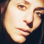 Itziar Ituño Instagram - Para no hacer de mi ícono pedazos Para salvarme entre únicos e impares Para cederme lugar en su parnaso Para darme un rinconcito en sus altares Me vienen a convidar a arrepentirme Me vienen a convidar a que no pierda Me vienen a convidar a indefinirme Me vienen a convidar a tanta mierda Yo no sé lo que es el destino Caminando fui lo que fui Allá Dios que será divino Yo me muero como viví Yo me muero como viví Yo me muero como viví Yo quiero seguir jugando a lo perdido Yo quiero ser a la zurda más que diestro Yo quiero hacer un congreso del unido Yo quiero rezar a fondo un "hijo nuestro" Dirán que paso de moda la locura Dirán que la gente es mala y no merece Mas, yo partiré soñando travesuras Acaso multiplicar panes y peces Yo no sé lo que es el destino Caminando fui lo que fui Allá Dios, que será divino Yo me muero como viví Yo me muero como viví Yo me muero como viví Dicen que me arrastraran por sobre rocas Cuando la revolución se venga abajo Que machacarán mis manos y mi boca Que me arrancarán los ojos y el badajo Será que la necedad parió conmigo La necedad de lo que hoy resulta necio La necedad de asumir al enemigo La necedad de vivir sin tener precio Yo no sé lo que es el destino Caminando fui lo que fui Allá Dios que será divino Yo me muero como viví Yo me muero como viví Yo me muero como viví Yo me muero como viví Silvio Rodriguez Dominguez @zurron_del_aprendiz