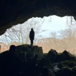 Itziar Ituño Instagram - "Irrifar laranja bat margotu diogu eguzkiari Goizero egin dezagun are koloretxuago argi Esnatu dezan bihotz barrutan lo dugun bizipoz hori Irrifar laranja bat margotu diogu eguzkiari Irrifar iheskor bat margotu diogu hego haizeari Sekulan ez da berriz izango berri beltzen mandatari Kantu zaharren doinuban orain firi- firi txistu dagi Irrifar iheskor bat margotu diogu hego haizeari Irrifar potolo bat margotu diogu laino beltzari Orain euria milaka tatta koloretsutan du ari Zipristin eta bizia emanaz gure herri zuri-beltzari Irrifar potolo bat margotu diogu laino beltzari Irrifar argitxu bat margotu diogu ilargiari Orain ilbeheratan zilarrezko irrifar fin-fina dagi Zerutik jeikita ibiltzen da ametsgaiztoen ehiztari Irrifar argitxu bat margotu diogu ilargiari Irrifar txikitxo bat margotuko diot nere buruari Eguzki, ilargi, hegohaize mundu zahar eta euri Denak keinuka ari baitira irri egiten dunari Irrifar txikitxo bat margotuko diot nere buruari Irrifar erraldoi bat margotu diogu mundu zaharrari Bere buruari biran doan nahigabeko bidaiari Munduko herri guztitan irri zati bat geratu bedi Irrifar erraldoi bat margotu diogu mundu zaharrari" MADDI OIHENART 📸 Yolanda Lapeña Navarro @yoli0772