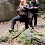 Itziar Ituño Instagram - "Irrifar laranja bat margotu diogu eguzkiari Goizero egin dezagun are koloretxuago argi Esnatu dezan bihotz barrutan lo dugun bizipoz hori Irrifar laranja bat margotu diogu eguzkiari Irrifar iheskor bat margotu diogu hego haizeari Sekulan ez da berriz izango berri beltzen mandatari Kantu zaharren doinuban orain firi- firi txistu dagi Irrifar iheskor bat margotu diogu hego haizeari Irrifar potolo bat margotu diogu laino beltzari Orain euria milaka tatta koloretsutan du ari Zipristin eta bizia emanaz gure herri zuri-beltzari Irrifar potolo bat margotu diogu laino beltzari Irrifar argitxu bat margotu diogu ilargiari Orain ilbeheratan zilarrezko irrifar fin-fina dagi Zerutik jeikita ibiltzen da ametsgaiztoen ehiztari Irrifar argitxu bat margotu diogu ilargiari Irrifar txikitxo bat margotuko diot nere buruari Eguzki, ilargi, hegohaize mundu zahar eta euri Denak keinuka ari baitira irri egiten dunari Irrifar txikitxo bat margotuko diot nere buruari Irrifar erraldoi bat margotu diogu mundu zaharrari Bere buruari biran doan nahigabeko bidaiari Munduko herri guztitan irri zati bat geratu bedi Irrifar erraldoi bat margotu diogu mundu zaharrari" MADDI OIHENART 📸 Yolanda Lapeña Navarro @yoli0772