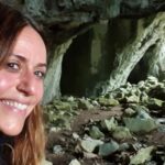 Itziar Ituño Instagram - "Irrifar laranja bat margotu diogu eguzkiari Goizero egin dezagun are koloretxuago argi Esnatu dezan bihotz barrutan lo dugun bizipoz hori Irrifar laranja bat margotu diogu eguzkiari Irrifar iheskor bat margotu diogu hego haizeari Sekulan ez da berriz izango berri beltzen mandatari Kantu zaharren doinuban orain firi- firi txistu dagi Irrifar iheskor bat margotu diogu hego haizeari Irrifar potolo bat margotu diogu laino beltzari Orain euria milaka tatta koloretsutan du ari Zipristin eta bizia emanaz gure herri zuri-beltzari Irrifar potolo bat margotu diogu laino beltzari Irrifar argitxu bat margotu diogu ilargiari Orain ilbeheratan zilarrezko irrifar fin-fina dagi Zerutik jeikita ibiltzen da ametsgaiztoen ehiztari Irrifar argitxu bat margotu diogu ilargiari Irrifar txikitxo bat margotuko diot nere buruari Eguzki, ilargi, hegohaize mundu zahar eta euri Denak keinuka ari baitira irri egiten dunari Irrifar txikitxo bat margotuko diot nere buruari Irrifar erraldoi bat margotu diogu mundu zaharrari Bere buruari biran doan nahigabeko bidaiari Munduko herri guztitan irri zati bat geratu bedi Irrifar erraldoi bat margotu diogu mundu zaharrari" MADDI OIHENART 📸 Yolanda Lapeña Navarro @yoli0772