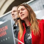 Itziar Ituño Instagram - Gernikatik Palestinari, haritzetik olibondoari Gernikatik Historiako lehen bonbardaketa zibil indiskriminatua jasan duen herria izatearen zoritxarreko zilegitasunetik Gernikatik gure hildakoen, zaurien eta suntsipenaren memoria historikoaren talaiatik Gernikatik Palestinari Gernikatik munduari esan nahi diogu Hemen pairatutako bonbardaketa hartatik gaur egunera arte gizateriaren historian bizitako guztia bizi eta gero munduak eta historiak ezin dutela herri baten suntsiketa bakar bat gehiago onartu munduak eta historiak ezin dutela Palestinan gertatzen ari dena onartu munduak eta historiak ezin dutela Gernika berri bat onartu Gizateriaren historian izandako sarraski guztien artean zoritxarreko leku berezia duen Gernikatik israelgo okupazioa Palestinako herritarren aurka egiten ari den sarraski etengabea geratzeko eskatzen dugu eta genozidio honekiko edozein onespen eta konplizitate irmoki salatzen dugu. Palestinako herritarrak, entzungo al duzue Gernikatik gure ahotsa? Zuen hildakoak gure hildakoak dira Zuen etxe birrinduak gure etxeak dira Zuen lur okupatua gure lurra da zuen haurrak gureak ere badira eta jakin ezazue horrorearen ondoren, iluntasunaren ondoren triskantza eta sarraskiaren ondoren dena galdua zegoela zirudien arren hondakin eta gorpu artean herri honetan arbola batek zutik iraun zuela, eta ehunka hildako haiek zeutzan lur berean jolasten direla orain gure haurrak bonbardaketen biktima haiek mintzo ziren hizkuntza berean eta hala desio dugu gerta dadin baita Palestinako lur okupatuan ere Gernikan haritza bezala, Palestinan olibondoa zutik, herrien eskubideen, askatasunen eta bakearen ikur Gernikatik, gaur egun bakearen ikur unibertsal bihurtua, munduari esaten diogu: gizakiaren desumanizazioari ez! denok gara mundu, denok gara gizaki denok merezi dugu munduan leku bat Ahanzturari ez! Genozidioari ez! Nahikoa da! Gernika berririk ez ! (Jon Maia Soria)