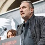 Itziar Ituño Instagram - Gernikatik Palestinari, haritzetik olibondoari Gernikatik Historiako lehen bonbardaketa zibil indiskriminatua jasan duen herria izatearen zoritxarreko zilegitasunetik Gernikatik gure hildakoen, zaurien eta suntsipenaren memoria historikoaren talaiatik Gernikatik Palestinari Gernikatik munduari esan nahi diogu Hemen pairatutako bonbardaketa hartatik gaur egunera arte gizateriaren historian bizitako guztia bizi eta gero munduak eta historiak ezin dutela herri baten suntsiketa bakar bat gehiago onartu munduak eta historiak ezin dutela Palestinan gertatzen ari dena onartu munduak eta historiak ezin dutela Gernika berri bat onartu Gizateriaren historian izandako sarraski guztien artean zoritxarreko leku berezia duen Gernikatik israelgo okupazioa Palestinako herritarren aurka egiten ari den sarraski etengabea geratzeko eskatzen dugu eta genozidio honekiko edozein onespen eta konplizitate irmoki salatzen dugu. Palestinako herritarrak, entzungo al duzue Gernikatik gure ahotsa? Zuen hildakoak gure hildakoak dira Zuen etxe birrinduak gure etxeak dira Zuen lur okupatua gure lurra da zuen haurrak gureak ere badira eta jakin ezazue horrorearen ondoren, iluntasunaren ondoren triskantza eta sarraskiaren ondoren dena galdua zegoela zirudien arren hondakin eta gorpu artean herri honetan arbola batek zutik iraun zuela, eta ehunka hildako haiek zeutzan lur berean jolasten direla orain gure haurrak bonbardaketen biktima haiek mintzo ziren hizkuntza berean eta hala desio dugu gerta dadin baita Palestinako lur okupatuan ere Gernikan haritza bezala, Palestinan olibondoa zutik, herrien eskubideen, askatasunen eta bakearen ikur Gernikatik, gaur egun bakearen ikur unibertsal bihurtua, munduari esaten diogu: gizakiaren desumanizazioari ez! denok gara mundu, denok gara gizaki denok merezi dugu munduan leku bat Ahanzturari ez! Genozidioari ez! Nahikoa da! Gernika berririk ez ! (Jon Maia Soria)