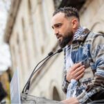 Itziar Ituño Instagram - Gernikatik Palestinari, haritzetik olibondoari Gernikatik Historiako lehen bonbardaketa zibil indiskriminatua jasan duen herria izatearen zoritxarreko zilegitasunetik Gernikatik gure hildakoen, zaurien eta suntsipenaren memoria historikoaren talaiatik Gernikatik Palestinari Gernikatik munduari esan nahi diogu Hemen pairatutako bonbardaketa hartatik gaur egunera arte gizateriaren historian bizitako guztia bizi eta gero munduak eta historiak ezin dutela herri baten suntsiketa bakar bat gehiago onartu munduak eta historiak ezin dutela Palestinan gertatzen ari dena onartu munduak eta historiak ezin dutela Gernika berri bat onartu Gizateriaren historian izandako sarraski guztien artean zoritxarreko leku berezia duen Gernikatik israelgo okupazioa Palestinako herritarren aurka egiten ari den sarraski etengabea geratzeko eskatzen dugu eta genozidio honekiko edozein onespen eta konplizitate irmoki salatzen dugu. Palestinako herritarrak, entzungo al duzue Gernikatik gure ahotsa? Zuen hildakoak gure hildakoak dira Zuen etxe birrinduak gure etxeak dira Zuen lur okupatua gure lurra da zuen haurrak gureak ere badira eta jakin ezazue horrorearen ondoren, iluntasunaren ondoren triskantza eta sarraskiaren ondoren dena galdua zegoela zirudien arren hondakin eta gorpu artean herri honetan arbola batek zutik iraun zuela, eta ehunka hildako haiek zeutzan lur berean jolasten direla orain gure haurrak bonbardaketen biktima haiek mintzo ziren hizkuntza berean eta hala desio dugu gerta dadin baita Palestinako lur okupatuan ere Gernikan haritza bezala, Palestinan olibondoa zutik, herrien eskubideen, askatasunen eta bakearen ikur Gernikatik, gaur egun bakearen ikur unibertsal bihurtua, munduari esaten diogu: gizakiaren desumanizazioari ez! denok gara mundu, denok gara gizaki denok merezi dugu munduan leku bat Ahanzturari ez! Genozidioari ez! Nahikoa da! Gernika berririk ez ! (Jon Maia Soria)