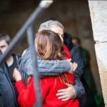 Itziar Ituño Instagram - Gernikatik Palestinari, haritzetik olibondoari Gernikatik Historiako lehen bonbardaketa zibil indiskriminatua jasan duen herria izatearen zoritxarreko zilegitasunetik Gernikatik gure hildakoen, zaurien eta suntsipenaren memoria historikoaren talaiatik Gernikatik Palestinari Gernikatik munduari esan nahi diogu Hemen pairatutako bonbardaketa hartatik gaur egunera arte gizateriaren historian bizitako guztia bizi eta gero munduak eta historiak ezin dutela herri baten suntsiketa bakar bat gehiago onartu munduak eta historiak ezin dutela Palestinan gertatzen ari dena onartu munduak eta historiak ezin dutela Gernika berri bat onartu Gizateriaren historian izandako sarraski guztien artean zoritxarreko leku berezia duen Gernikatik israelgo okupazioa Palestinako herritarren aurka egiten ari den sarraski etengabea geratzeko eskatzen dugu eta genozidio honekiko edozein onespen eta konplizitate irmoki salatzen dugu. Palestinako herritarrak, entzungo al duzue Gernikatik gure ahotsa? Zuen hildakoak gure hildakoak dira Zuen etxe birrinduak gure etxeak dira Zuen lur okupatua gure lurra da zuen haurrak gureak ere badira eta jakin ezazue horrorearen ondoren, iluntasunaren ondoren triskantza eta sarraskiaren ondoren dena galdua zegoela zirudien arren hondakin eta gorpu artean herri honetan arbola batek zutik iraun zuela, eta ehunka hildako haiek zeutzan lur berean jolasten direla orain gure haurrak bonbardaketen biktima haiek mintzo ziren hizkuntza berean eta hala desio dugu gerta dadin baita Palestinako lur okupatuan ere Gernikan haritza bezala, Palestinan olibondoa zutik, herrien eskubideen, askatasunen eta bakearen ikur Gernikatik, gaur egun bakearen ikur unibertsal bihurtua, munduari esaten diogu: gizakiaren desumanizazioari ez! denok gara mundu, denok gara gizaki denok merezi dugu munduan leku bat Ahanzturari ez! Genozidioari ez! Nahikoa da! Gernika berririk ez ! (Jon Maia Soria)