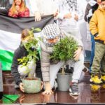 Itziar Ituño Instagram - Gernikatik Palestinari, haritzetik olibondoari Gernikatik Historiako lehen bonbardaketa zibil indiskriminatua jasan duen herria izatearen zoritxarreko zilegitasunetik Gernikatik gure hildakoen, zaurien eta suntsipenaren memoria historikoaren talaiatik Gernikatik Palestinari Gernikatik munduari esan nahi diogu Hemen pairatutako bonbardaketa hartatik gaur egunera arte gizateriaren historian bizitako guztia bizi eta gero munduak eta historiak ezin dutela herri baten suntsiketa bakar bat gehiago onartu munduak eta historiak ezin dutela Palestinan gertatzen ari dena onartu munduak eta historiak ezin dutela Gernika berri bat onartu Gizateriaren historian izandako sarraski guztien artean zoritxarreko leku berezia duen Gernikatik israelgo okupazioa Palestinako herritarren aurka egiten ari den sarraski etengabea geratzeko eskatzen dugu eta genozidio honekiko edozein onespen eta konplizitate irmoki salatzen dugu. Palestinako herritarrak, entzungo al duzue Gernikatik gure ahotsa? Zuen hildakoak gure hildakoak dira Zuen etxe birrinduak gure etxeak dira Zuen lur okupatua gure lurra da zuen haurrak gureak ere badira eta jakin ezazue horrorearen ondoren, iluntasunaren ondoren triskantza eta sarraskiaren ondoren dena galdua zegoela zirudien arren hondakin eta gorpu artean herri honetan arbola batek zutik iraun zuela, eta ehunka hildako haiek zeutzan lur berean jolasten direla orain gure haurrak bonbardaketen biktima haiek mintzo ziren hizkuntza berean eta hala desio dugu gerta dadin baita Palestinako lur okupatuan ere Gernikan haritza bezala, Palestinan olibondoa zutik, herrien eskubideen, askatasunen eta bakearen ikur Gernikatik, gaur egun bakearen ikur unibertsal bihurtua, munduari esaten diogu: gizakiaren desumanizazioari ez! denok gara mundu, denok gara gizaki denok merezi dugu munduan leku bat Ahanzturari ez! Genozidioari ez! Nahikoa da! Gernika berririk ez ! (Jon Maia Soria)