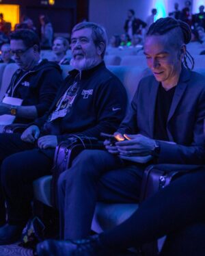 Ivan Bartoš Instagram - Fallout, Baldur’s gate, Planescape Torment, Tomb Raider, Machinarium. Dnes jsem měl šanci poznat neuvěřitně talentované lidi, kteří stáli za těmahle a dalšíma herníma peckama.🕹️

Zúčastnil jsem se totiž zahájení nejstarší středoevropské konference věnované vývoji her, herním technologiím, obchodu a marketingu Game Developers Session - GDS. Partnerem akce je i Digitální Česko 😎

Dělá mi velkou radost, že letošní ročník GDS je ještě rozsáhlejší než obvykle, otevřený pro střední i vysoké školy a širokou veřejnost. 

Do Prahy dorazily zmíněné světové špičky z oboru, jako je například tvůrce Tetrisu Alexej Pažitnov nebo třeba světoznámá herní spisovatelka Rhianna Pratchett či legendární Brian Fargo. I když v této době na hraní příliš nemám čas, zůstávám vášnivým fanouškem gamingu a obdivovatelem novych technologií v této oblasti. ✨