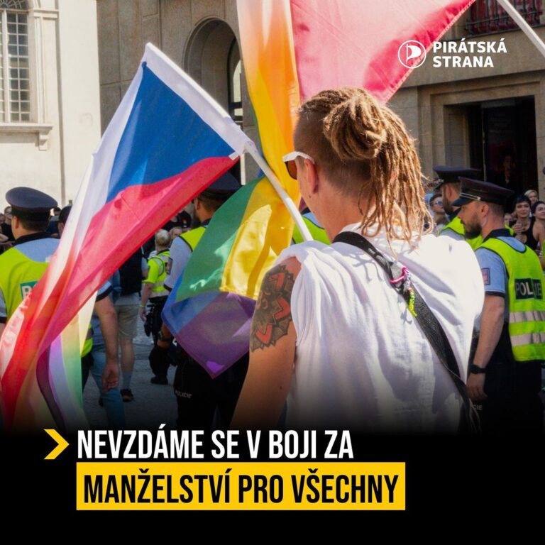 Ivan Bartoš Instagram - Konzervativní poslanci ve sněmovní komisi opět nepodpořili manželství pro všechny. Je únavný, nedůstojný a sprostý, že v moderní demokracii, jako je ta naše, stále neexistují rovné příležitosti pro stejnopohlavní páry. Apeluju na politiky, kteří si stále myslí, že v dnešní době mají právo určovat možnost dvou lidí se brát, aby se vzpamatovali. Volba vzít si a vychovávat děti s druhým člověkem má být pouze na daném člověku a ne státu. S tím souhlasí i většina společnosti, která je pro uzákonění homosexuálního manželství. Rovná práva menšin jsou názorem většiny. Za Piráty se nevzdáváme a budeme bojovat, dokud všechny rodiny v ČR skutečně rovné příležitosti mít nebudou. Stojíme za Vámi!🏳️‍🌈