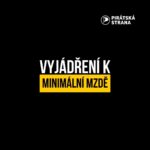 Ivan Bartoš Instagram – Jako Piráti roky navrhujeme zvýšení minimální mzdy a předvídatelným způsobem udržovat její návaznost na průměrnou mzdu. A to zejména s ohledem na nutnou transformaci ekonomického modelu Česka. Pokud chceme budovat znalostní ekonomiku a ekonomiku založenou na vyšší přidané hodnotě, je nutné zvyšovat minimální mzdu, a to mnohem rychlejším tempem než je nyní ze strany MPSV navrhováno.

Současně už je prosinec a nechceme stresovat všechny, na něž změna dopadne. Proto nyní navrhujeme dohodnout se na navýšení, které neporoste jen skokově k 1. lednu 2024, ale projeví se i v polovině roku.

V okolních zemích (V4), které mají srovnatelné podmínky ekonomické aktivity, byly minimální mzdy zvýšeny, a je v plánu je dál zvyšovat. Mezi tyto země patří třeba Polsko, Slovensko, Slovinsko nebo i Rumunsko.

Minimální mzda a stanovení její výše je cestou, jak efektivně bojovat proti šedé ekonomice a proti agresivnímu daňovému plánování. V současné době podíl šedé ekonomiky v České republice zůstává relativně vysoký (14 % HDP) a vývoj meziročně stagnuje. Jako Piráti jsme dlouhodobě chtěli poměr minimální mzdy k té průměrné na úrovni 45 – 46 %, postupně se však kloníme i k vyššímu poměru, jako má třeba Polsko.

Kromě toho na dividendách vyplacených do zahraničí odcházejí stamiliardy ročně a jejich podíl se meziročně zvyšuje. Stanovení vyšších minimálních mezd jednoduše pomůže tyto podíly snižovat, protože zaměstnancům prostě přijde více peněz na výplatě.