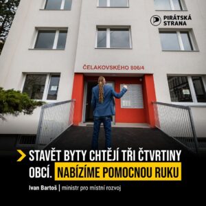 Ivan Bartoš Instagram - Rozprodat obecní byty byla chyba! Po revoluci přešly na města a obce stovky tisíc bytů, v podstatě všude se ale velká část z nich dostala do družstevního a osobního vlastnictví. Často nebyly prostředky na rekonstrukce i správu a peníze z prodeje uvítal obecní rozpočet. Co si budeme nalhávat, občas si určitě přilepšily nejen veřejné rozpočty. O čachrech s obecními byty se toho napsalo spoustu. A zdaleka nejde jen o 90. léta – privatizační vlny mnohde pokračovaly až donedávna.

Teď obcím byty zoufale chybí – v průzkumu nám vyšlo, že nespokojených je jich se svým bytovým fondem 69 %. Výsledkem je, že samosprávy nemají nástroje, jak krotit vysoké nájmy. Nedostatek nájemních bytů taky vede k tomu, že se lidé těžko stěhují za prací, a to škrtí ekonomiku. Chybí bydlení například pro hasiče, lékařky nebo učitele. 

Skoro tři čtvrtiny obcí s tím chtějí něco dělat a začít byty stavět nebo opravovat. MMR už letos dalo skrze Státní fond podpory investic na výstavbu přes miliardu a v dalších letech to bude 8 miliard korun z Národního plánu obnovy. Nabídneme samosprávám experty na přípravu projektů a finančně podporujeme i vznik projektové dokumentace. Nový stavební zákon přináší urychlení, zjednodušení stavebního řízení a zlevňuje výstavbu. Další nástroje obcím nabídne zákon o podpoře v bydlení. MMR rozjíždí komplexní bytovou politiku, která v porevolučním Česku nikdy nebyla.
#bydleniprozivot